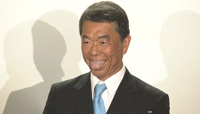 当選確実後の共同インタビューにて舌を出す村井知事 10月26日深夜　