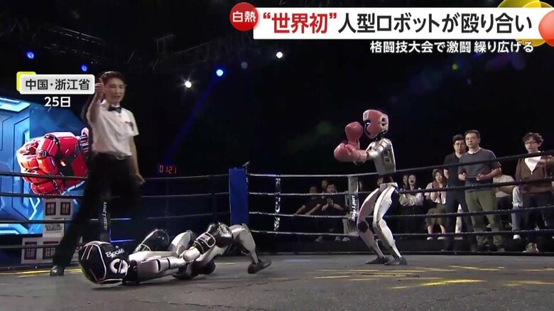 右のボディーブローを放つ黒の選手