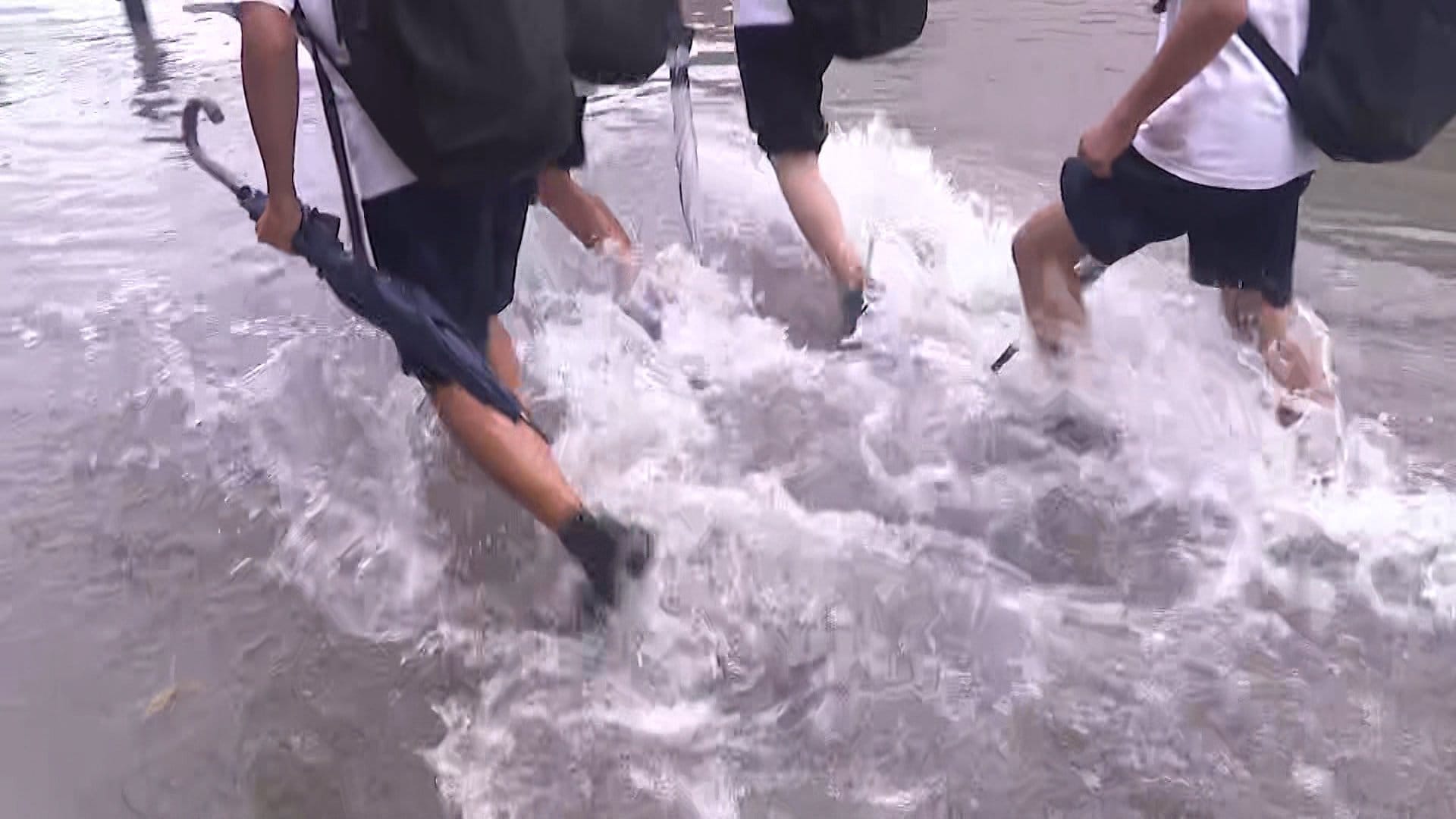 名古屋市の栄駅前が冠水　愛知と岐阜で「線状降水帯」発生　避難途中で水没する車も　三重でマンホールから水柱　内水氾濫発生か