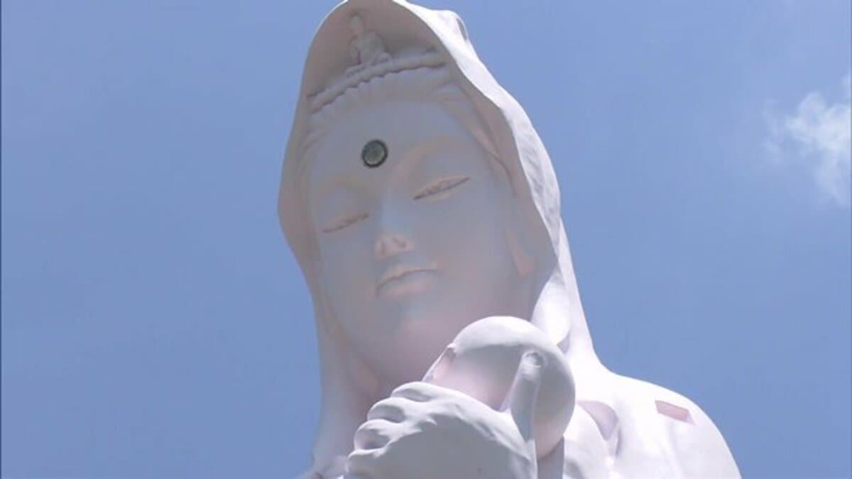 観音様がほんのりピンク「かわいいから、このままでも」修復作業の一環