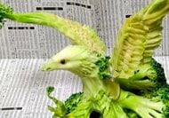 ブロッコリーから“鷹”が誕生! 繊細なカービング作品に驚きの声続々も…最後は「鍋に入れました」