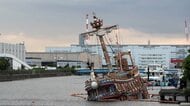 「まるで座礁した海賊船」　川崎市の海に8年間も迷惑放置　市が3300万円かけ強制撤去へ　近隣からは複雑な声も