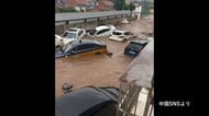 中国・北京郊外の住宅街に大量の泥水…車が押し流される　大雨により各地で洪水や土砂崩れ相次ぎ34人死亡、8人不明　
