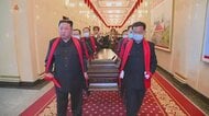 金総書記自ら棺を担ぎ…「最も尊敬していた先輩」葬儀に大勢の参…