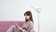 髪を乾かしながらスマホ操作もOK! スタンド式のドライヤーが登場…乾く早さは?担当者に聞いた