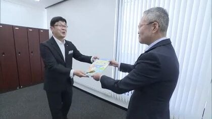 獣医師やＳＥなど県内５７種類の”おしごと”を紹介する「岡山おしごと本」を県教委に贈呈【岡山】