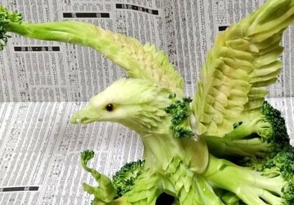 ブロッコリーから“鷹”が誕生! 繊細なカービング作品に驚きの声続々も…最後は「鍋に入れました」