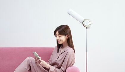 髪を乾かしながらスマホ操作もOK! スタンド式のドライヤーが登場…乾く早さは？担当者に聞いた