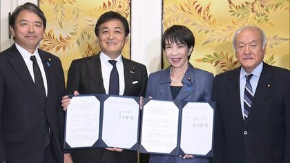 「年収の壁」178万円に引き上げ　高市首相と国民・玉木代表が合意文書に署名　