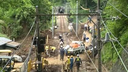 伊豆急行線　7日全線での運転再開目指し復旧作業続く　大雨に備え大型土のうも設置　台風で線路脇の斜面崩落