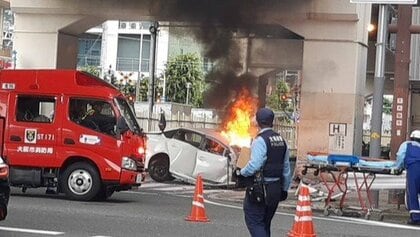車が歩道に突っ込み一時炎が上がる　歩行者が巻き込まれたか　4人けが　「速度を落とさず突っ込んだ」と目撃者