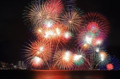 花火大会の有料席、半数超が今年「値上げ」 最安値平均は5千円超え 花火大会で「プレミアム化」進む