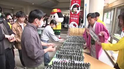 「国消国産」を大学生へＰＲ　天津木村さんが県産米のおにぎり300セットを配布　岩手県滝沢市