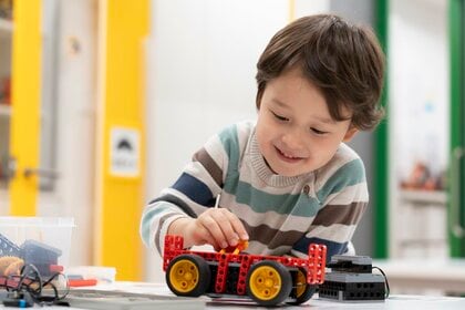 政府目標「理系5割」実現への道筋、幼少期のSTEAM教育にあり！　中学生以上の半数超、高校生以上では70％超が理系を選択