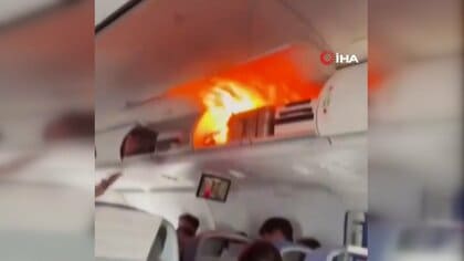 【映像】モバイル充電器火災で中国機が緊急着陸…収納棚から上がる炎と煙に機内騒然　日本では機内持ち込みルール強化