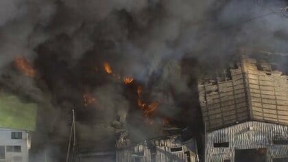 工場火災で建物9棟焼け周辺の林にも延焼…消火活動続く　県全域に乾燥注意報　神奈川・綾瀬市