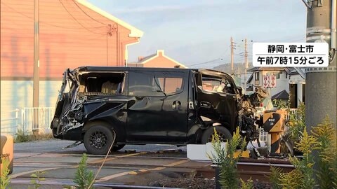 JR東海道線の踏切に車が入り列車と衝突…車運転の男性1人軽傷　一部の区間で2時間40分運転見合わせに　静岡・富士市