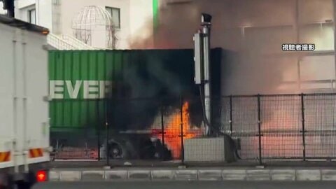 JR上野駅近くでトレーラー炎上　タイヤがバーストし黒い煙　高架上の首都高が一時通行止め