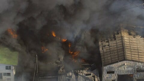 工場火災で建物9棟焼け周辺の林にも延焼…消火活動続く　県全域に乾燥注意報　神奈川・綾瀬市