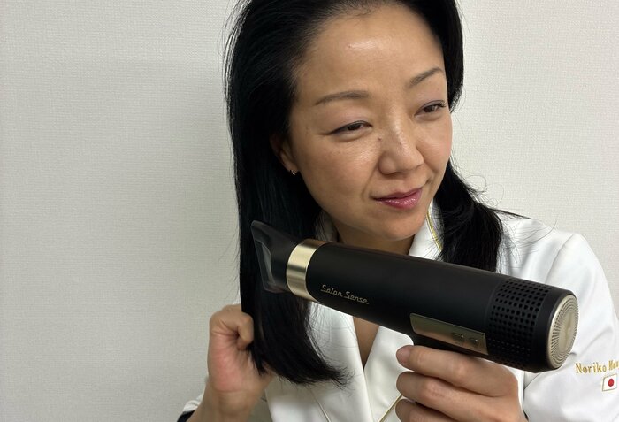 冷風を当てながら手ぐしを通すと艶が出る（特集班撮影）