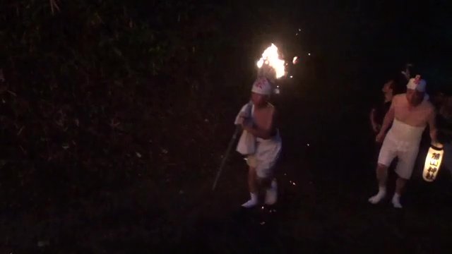 重い松明を担ぎぬかるんだ山道を登る