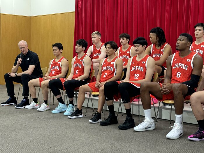 男子代表選手らと会見に応じるトム・ホーバス監督(左端)(10日、都内)