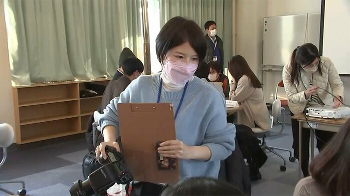 陸前高田市で取材する東海新報社・社長 鈴木英里さん