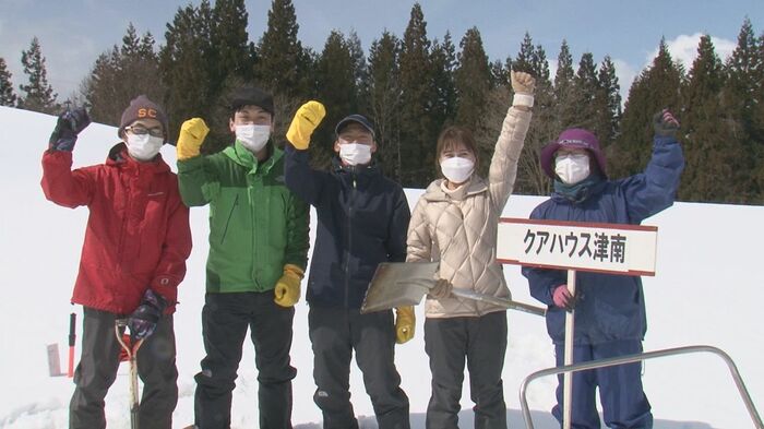 NST杉山萌奈アナも飛び入り参加(右から2番目)