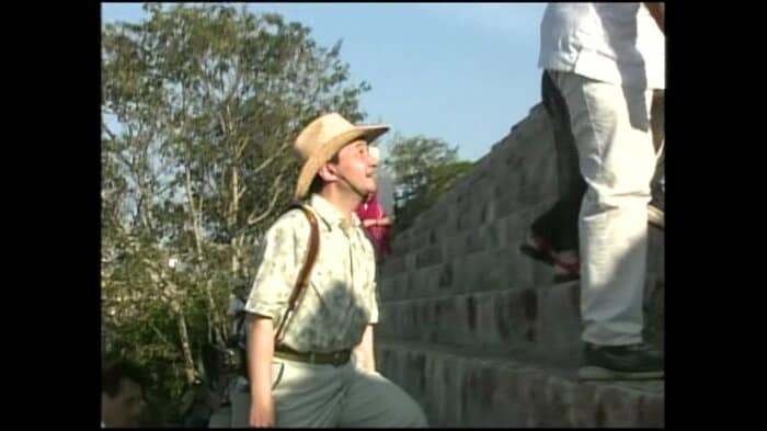 高さ32メートルの大ピラミッドを登られる皇太子さま