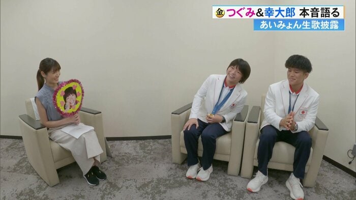 マリーゴールドを歌う桜井選手と手拍子をする清岡選手