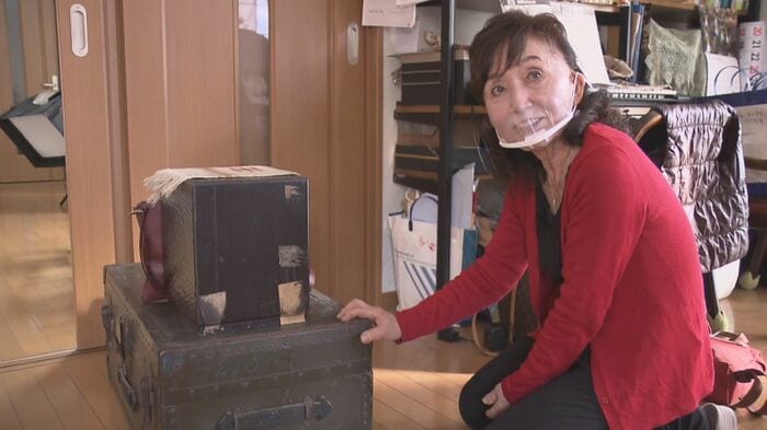 野崎京子さん。このトランク2つだけを手に、一家は強制収容所へ