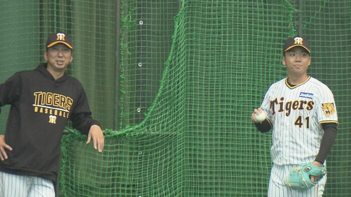 藤川監督と村上頌樹　2024年秋季キャンプにおいて
