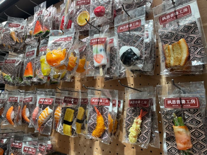 日本に関するアイテムも数多く販売されているのだが・・。