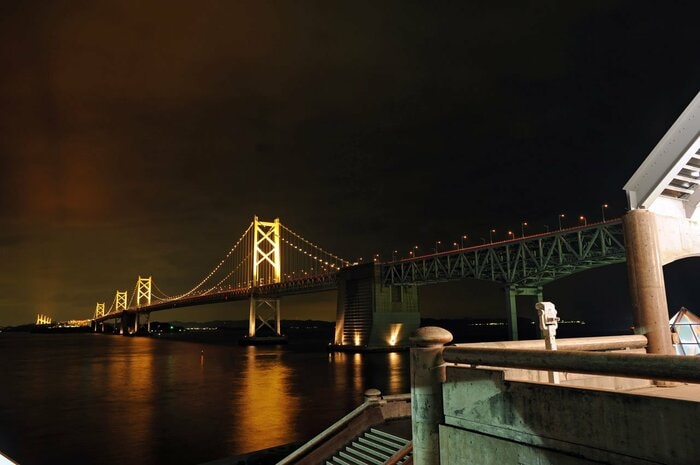 ライトアップされた瀬戸大橋