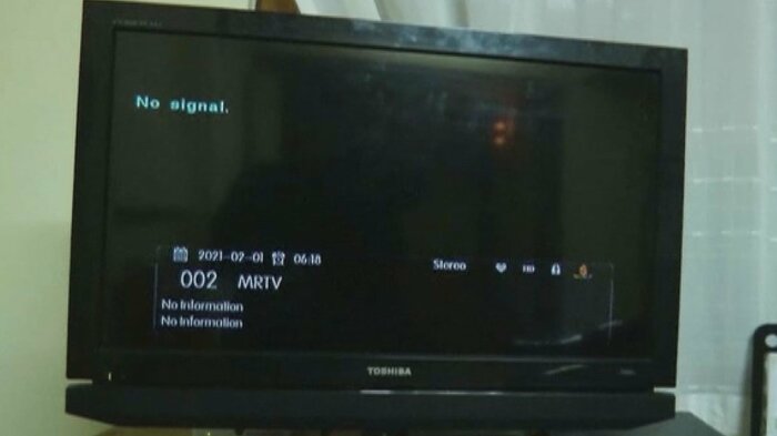 「No signal」と表示されたテレビ