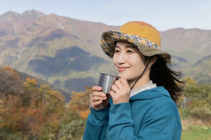 温かい飲み物で体の中から温めることも大切（イメージ）