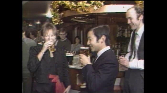 オックスフォード大学に留学中の皇太子さま　パブで友人らとお酒を飲まれることも