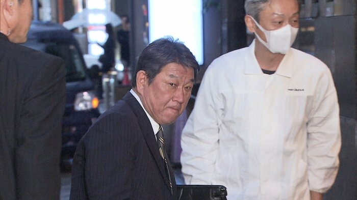 この日は党4役と会合を行った(26日夜・都内)