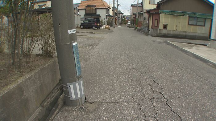沈み込んだ電柱
