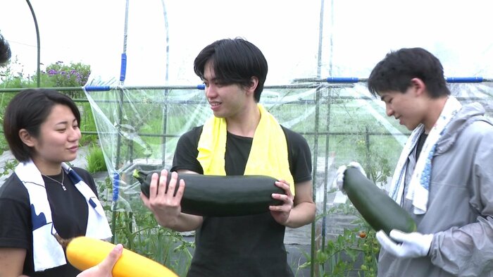 大きなズッキーニを手にする廣瀬奏壱さん（中央）