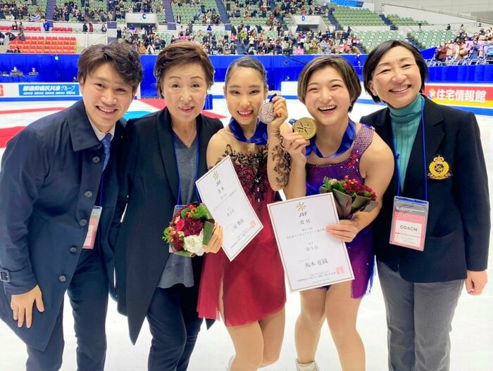 2022年全日本の表彰式で坂本花織やコーチらと写真撮影