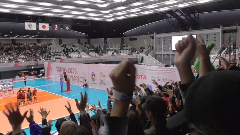 入り口に長蛇の列が…バレーボール会場は多くの観客が選手へ「サインエール」　テニス観戦ツアーでは手話やサインエールのレクチャー【デフリンピック2日目】｜FNNプライムオンライン