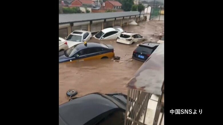 中国・北京郊外の住宅街に大量の泥水…車が押し流される　大雨により各地で洪水や土砂崩れ相次ぎ34人死亡、8人不明　｜FNNプライムオンライン