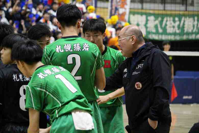 【春高バレー】北海道代表決定戦 ベスト4唯一の公立校・札幌藻岩は準決勝で涙 森元監督「先輩から引き継がれたものをまた次の世代へ」男子は札幌大谷と東海大札幌、女子は旭川実業と札幌大谷が全国大会へ|FNNプライムオンライン