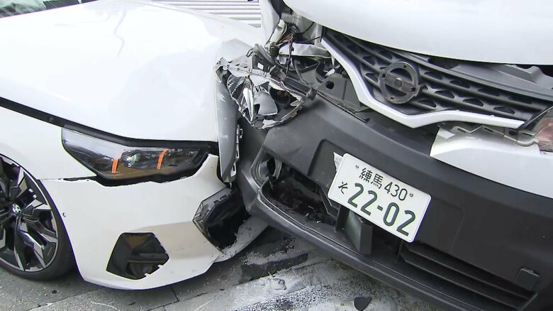 フロント部分が大破…車3台絡む事故で男性2人けが　交差点で2台衝突したはずみでもう1台に衝突か　東京・文京区｜FNNプライムオンライン