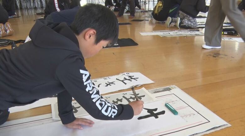 「先生よりわかりやすい」書道を学ぶ高校生が小学生に「書初め」指導　｜FNNプライムオンライン