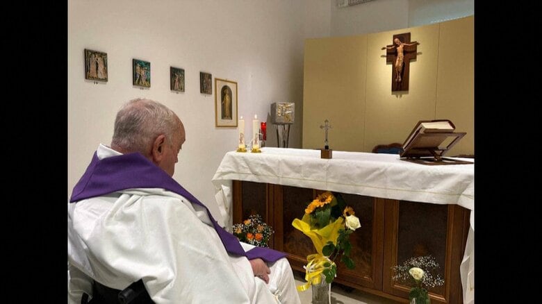 ローマ教皇フランシスコ入院後の姿初公開　病院内チャペルで祈り…治療継続も「状態は安定、徐々に改善の兆し」｜FNNプライムオンライン