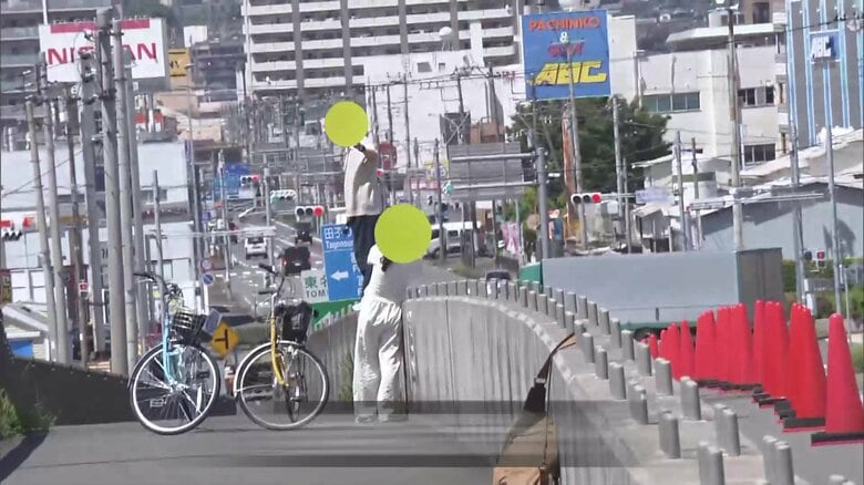 中央分離帯で撮影、道路を横断　壁に座ってポーズも　富士山の麓の“映えスポット”で外国人観光客が迷惑撮影｜FNNプライムオンライン