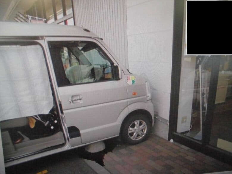 「ブレーキとアクセルを踏み間違えた」80代男性ドライバーの車が携帯ショップに…バック中に“ギア操作誤ったか”相次ぐ高齢者事故で北海道では10人死亡800人超ケガ＜恵庭市＞｜FNNプライムオンライン