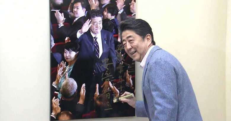 「2018年報道写真展」を訪れた安倍首相(12月22日)